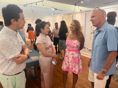 百慕大群島首個(gè)中國畫展亮相 翟優(yōu)、樊蕾伉儷“家園”作品引國際關(guān)注